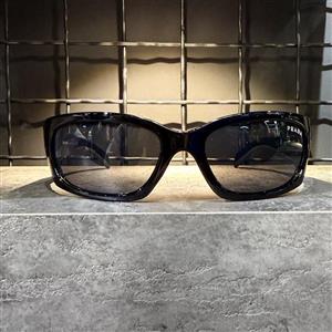 عینک برند PRADA فریم مشکی براق / شیشه دودی کد 100