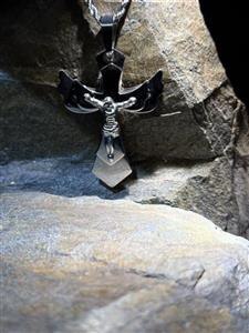 پلاک استیل طرح صلیب برجسته 6سانت رنگ سیلور