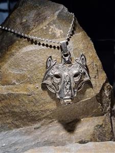 پلاک برنجی طرح سر گرگ شیطانی رنگ سیلور