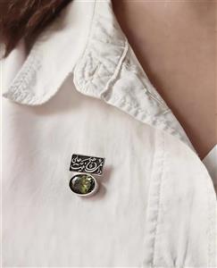 سنجاق سینه سیاه قلم