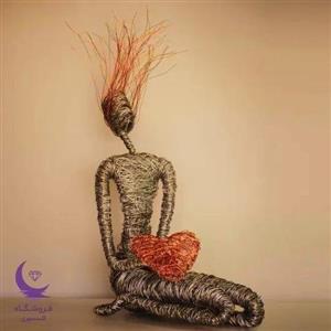 مجسمه سیمی دختر عاشق
