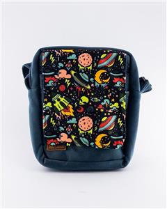 کیف دوشی مخملی آبی با طرح فضایی رنگی – بند قابل تنظیم، مناسب نوجوانان و علاقه‌مندان به طراحی‌های فانتزی