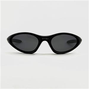 عینک اسپرت اوکلی 04083 – ترکیبی از قدرت، دقت و طراحی