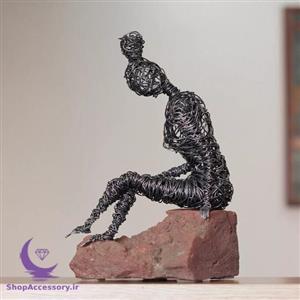 مجسمه مفتولی بانوی نشسته