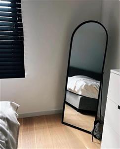 ایینه مدرن گنبدی قدی فلزی ساده پایه دار E102