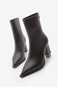 Marjin - Kadın Topuklu Bot Sivri Burun Arkadan Fermuarlı Kalın Ökçe Kikas Kahve