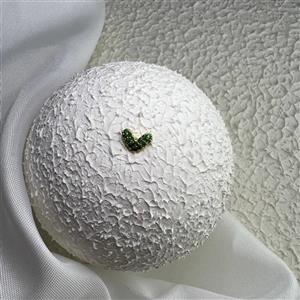 پیرسینگ طرح قلب طلایی نگین سبز پشت تخت کد 1101