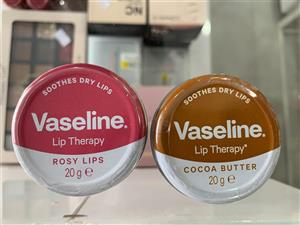 بالم لب سکه ای اورجینال موجود در دو مدل گل رز و کره کاکائو