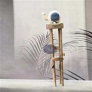 مجسمه چوبی فیل روی چهارپایه کاظمی