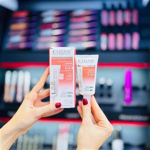 کرم مرطوب‌کننده اولاین ضدآفتاب SPF50 با آبرسانی عمیق