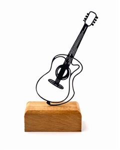 تندیس فلزی گیتار با پایه چوبی راش گرجستان | انتخابی خاص برای عاشقان موسیقی