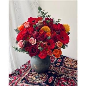 باکس گل شب یلدا برای شوهر با گل‌های رز و تنقلات شب یلدا 4953