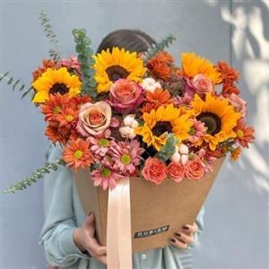 باکس گل پر از شکوفه برای همسر عزیز در روز زن 4331