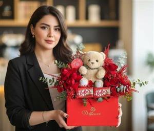 سبد گل ولنتاین با گل‌های رز آبی و گل‌های زنبق 5380