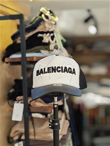 کلاه رویه چرم پشت توری گلدوزی بالنسیاگا BALENCIAGA