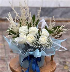 سبد گل ارزان شیک و فانتزی برای تبریک با تم سفید 311