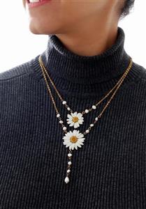 گردنبند رزینی با گل بابونه مدل نگارین| گل بابونه و مروارید پرورشی