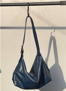 کیف دوشی زنانه مدل هلالی قایقی کد 002