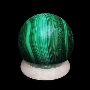 سنگ راف مدل گوی مالاکیت کد 4-92 به همراه حلقه پایه رز کوارتز