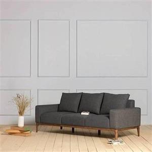 مبل راحتی سه نفره با روکش پارچه و پایه چوب مدل پارمیس  به همراه 4 کوسن