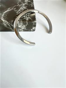 دستبند النگویی باز (Open Cuff) ضخیم مردانه – مینیمال و آبکاری نقره‌ای - گالری زرمیس | خرید آنلاین زیورآلات و اکسسوری