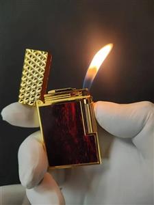 فندک گازی بغل زن برند لایتر طرح چوب با صدای سه بعدی کد ch04