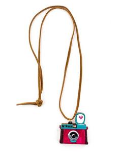 خرید گردنبند چوبی دست‌ساز طرح دوربین عکاسی