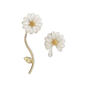 گوشواره زنانه وای اس ایکس مدل گل بابونه