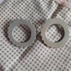 گوشواره میخی سرامیکی دست ساز ـ طرح دایره توخالی هلالی - کد 2