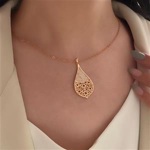 گردنبند طلایی گل و نگین