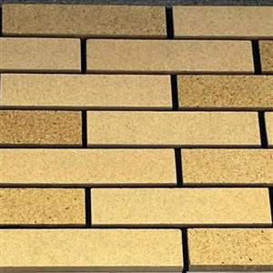 آجر نسوز شاموتی رندوم ۷×۳۱؛ ترکیبی گرم از رنگ‌های طبیعی در نمای سنتی و مدرن