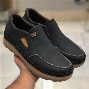 کفش مردانه بی بند مدل داریوش رنگ مشکی با رویه چرم صنعتی و زیره پیو