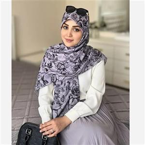 روسری نخ کاستوم طرح گل رخ زمینه طوسی تیره و روشن با گل مشکی