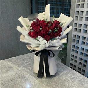 دسته گل با رزهای ترایبل برای یک هدیه عاشقانه 5320