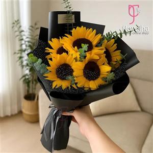 دسته گل آفتابگردان با کاغذ مشکی ژیوار
