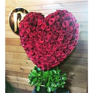 سبد گل ولنتاین با گل‌های رز رنگین‌کمانی و گل‌های بنفش 5442