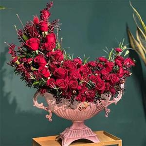 سبد گل لاکچری رز قرمز ماهگون – فروشگاه اینترنتی گل فلوشا