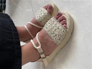 صندل لژ دار سگک ضرب در مشکی