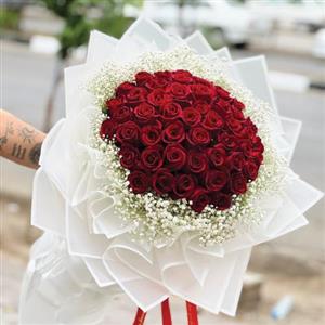 دسته گل لوکس رز قرمز هلندی با تزئین گل عروس