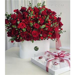 باکس گل و کیک سوگند سرخ