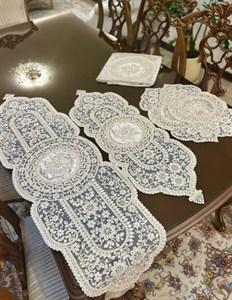 ست رومیزی 4 تیکه دانتل تور ورساچه | ترکیبی از ظرافت و عملکرد برای دکوراسیون مدرن