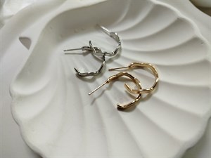 گوشواره حلقه ای زیگ‌زاگی استیل آبکاری رادیوم سایز کوچک طلایی و نقره‌ای از برند زارا اروپا