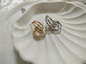 گوشواره سه حلقه سایز کوچک طلایی و نقره‌ای مجلسی زنانه حلقه ای مینیمال جنس استیل آبکاری رادیوم رنگ ثابت از برند زارا اروپا