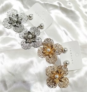 گوشواره گل اشرافی مروارید مرکزی استیل آبکاری طلا و نقره رنگ ثابت ضد حساسیت و آلرژی از برند زارا اکسسوری تولید ایتالیا