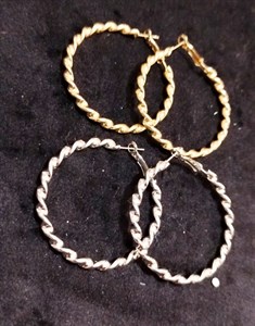 گوشواره حلقه ای پیچی سایز بزرگ قطر 4/5 سانت استیل رنگ ثابت ضد حساسیت و آلرژی از برند Zara accessories