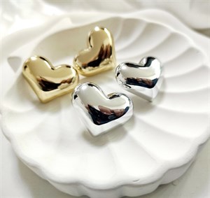 گوشواره قلب فشن پفکی سایز بزرگ طلایی و نقره‌ای جنس رادیوم آبکاری طلا و نقره بسیار مینیمال و ترند از برند زارا ایتالیا