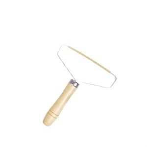 پرزگیر دستی لباس و فرش دسته چوبی