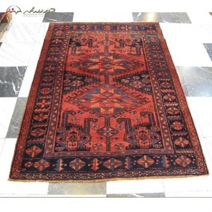 قالیچه دستبافت لرستان کد 39141 ثبات رنگ با طرح زیبای 2 ترنج، بافته شده با الیاف طبیعی دارای ضمانت