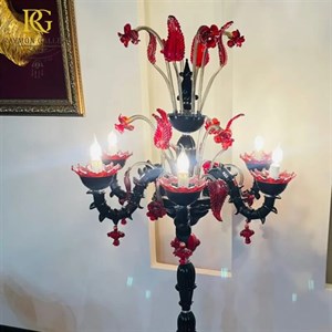 کنار سالنی مشکی قرمز پر شاخه برگ