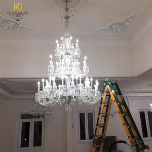 لوستر کریستالی سفید هرمی مجلل سبک طبقاتی( 48 شاخه)